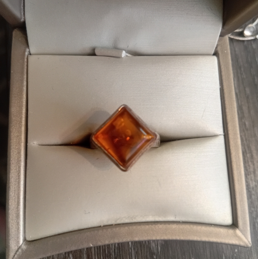 Elegant Amber Toned Square Ring